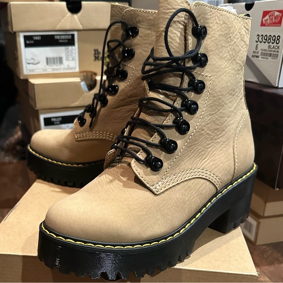 Dr Martens Leona combat lace up boots in Sand Nubuck Sz 7W - Picture 10 of 12